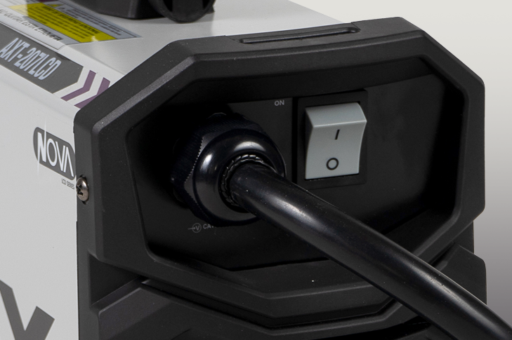 Soldadora Inversora 200A Bi Voltaje AXT-207LCD